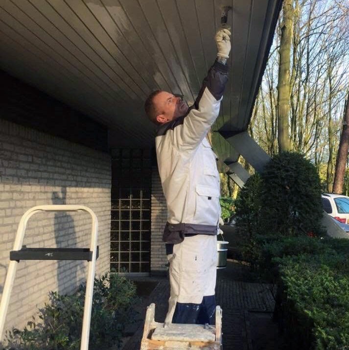 Rocky Kempff aan het schilderen